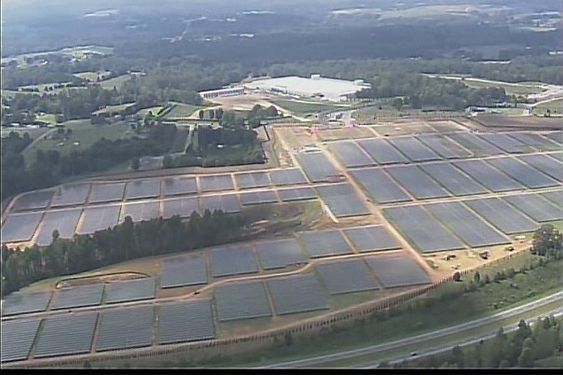 Slik er Apples halvferdige solenergianlegg i North Carolina. 