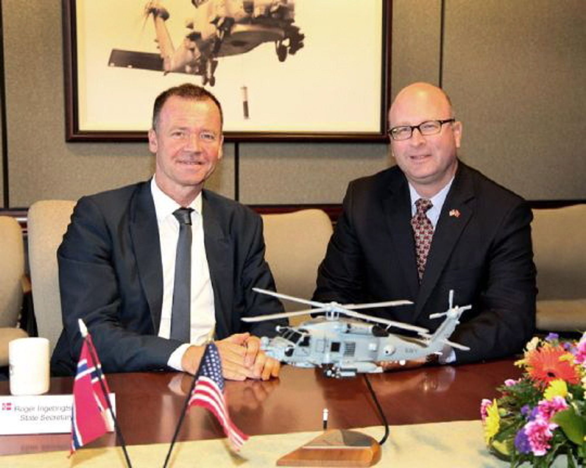 Statssekretær Roger Ingebrigtsen i forsvarsdepartementet sammen med Sikorsky-direktør Mick Maurer. 