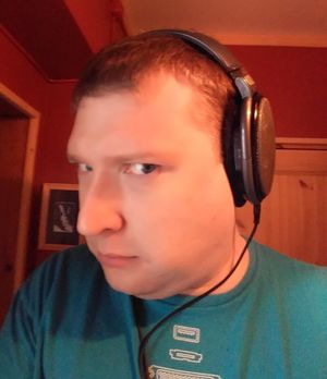 Hmmm! Kanskje vi kan ta en selfie med ett av frontkameraene samtidig som vi lytter til musikk fra telefonen i et 300 Ohms hodetelefonsett? .