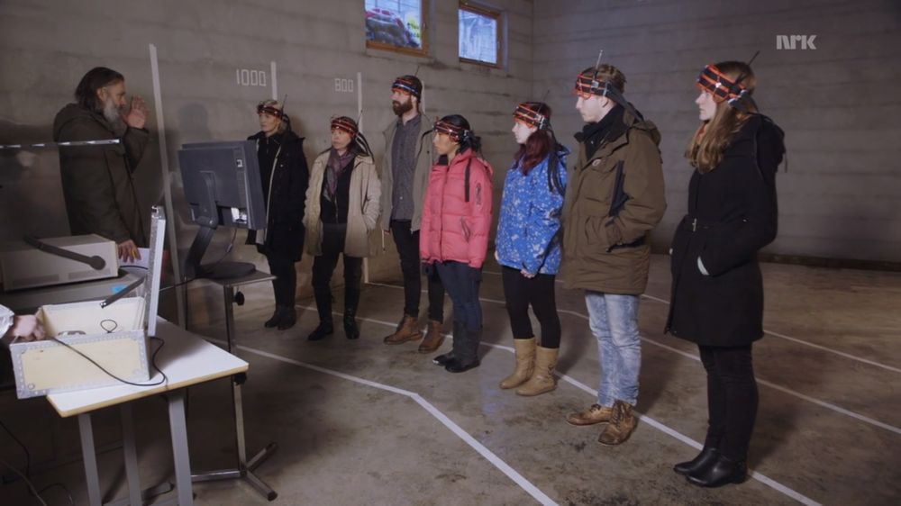 Syv tilfeldige og friske personer ble utsatt for ”stråling” under et forsøk i programserien Folkeopplysningen. For to av dem ble strålingen så plagsom at de måtte forlate rommet. For ordens skyld: Det fantes ingen sterk stråling – boksen med ”radiosenderen” var tom….