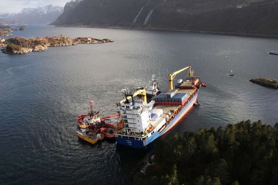 MOBILISERING: Kystverket har mannskap og utstyr på plass rundt Celina for å takle eventuelle oljeutslipp. Celina gikk på grunn ved Gangsøya, syd av Måløy ca kl 2030, 09.mars. 