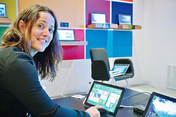 LIKE FØR: I løpet av en måneds tid kan alle laste ned og prøve Windows 8, lover Janelle Poole i Microsoft.