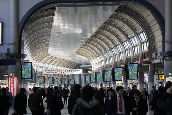 STORT MARKED: Jeki har hundrevis av reklameskjermer på togstasjoner rundt i Japan. Skjermene på bildet passeres av 600 000 reisende daglig.
