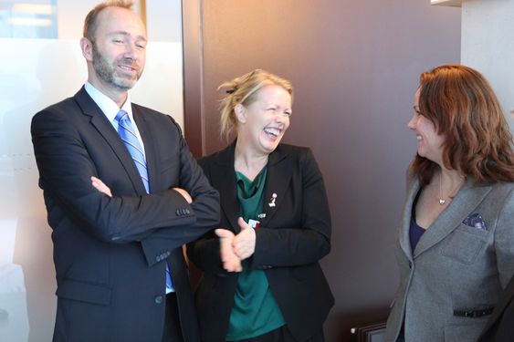 AVVENTER: Hverken Næringsminster Trond Giske eller statssekretær i MD, Heidi Sørensen (t.h.) har vist entusiasme for CCS-anlegg på Svalbard. Foto: Fredrik Drevon