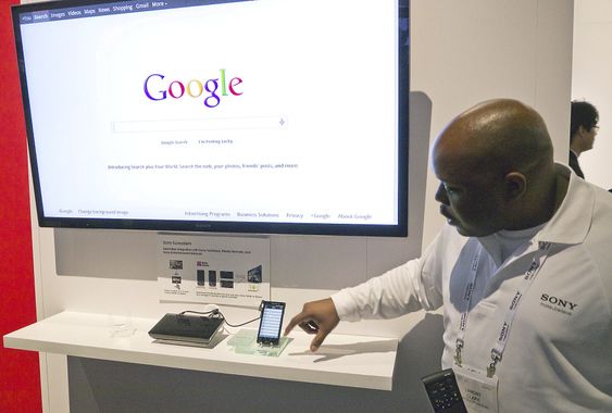 GOOGLE: Sony tilbyr både egne og andres TV-kunder GoogleTV som kan styres via en androidtelefon eller via en fjernkontroll med tastatur på baksiden.