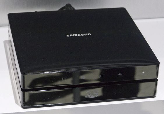 SAMSUNGS SMARTBOKS: Samsung tilbyr smart-TV til alle gjennom en ny veldig kompakt BD-spiller. LG kommer senere i år med en billigere variant uten BD-spiller.