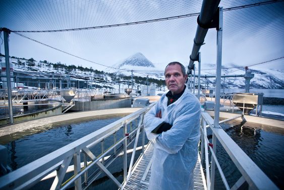 EFFEKTIVT: Avdelingsleder Anders Wold ute ved smolt-tankene i Mørsvikbotn. Han forteller at varmepumpesystemet kan varme opp 40.000 liter vann i minuttet fra to til 12 grader, noe som gjør at man kjapt kan regulere utviklingen på fisken.