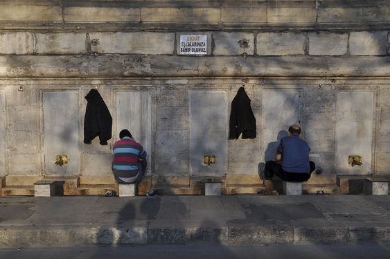 VANNPOST: Muslimer vasker seg utenfor en moské i Istanbul. Foto: Fredrik Drevon