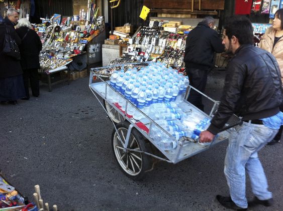 VANNMANN: Distribusjon av vannflasker preger Istanbuls bybilde.