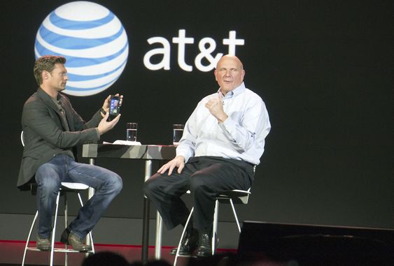 Microsoftsjef Steve Ballmer (t.h.) snakker om Windowsmobiler med Ryan Seacrest under CES i Las Vegas.