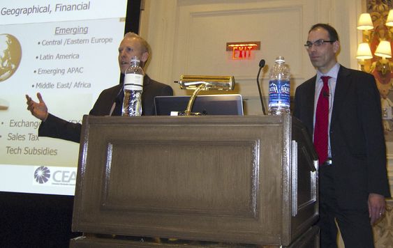 Steve Koenig, sjef for industrianalyse i CEA (t.v.) og Steve Bambridge, forretningsdirektør i GfK Boutique Research, CES 2012.