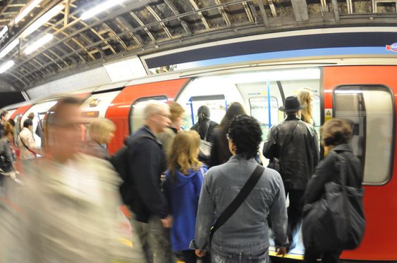 STOR TRAFIKK: The Tube i London har 1,1 milliarder passasjerer i året, og holdes i svings av 19,000 ansatte.  