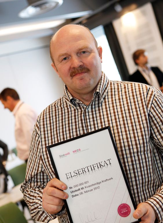 Ørjan Seljelid som representerer Kvassteinåga Kraftverk får utdelt Norges første elsertifikat.