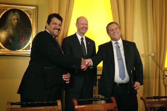 FORNØYDE. Administrerende direktør Khalifa A. Al-Sowaidi i Qafco, Yara-direktør Jørgen Ole Haslestad og Joakim Hauge, direktør for Sahara Forest Project, signerte i dag en samarbeidsavtale verdt 30 millioner kroner.