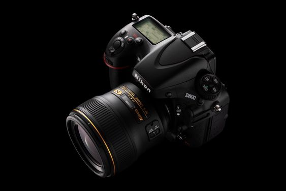 SOLID PAKKE: Nikon D800 får en fullformatssensor på hele 36 megapiksler og en solid prislapp.