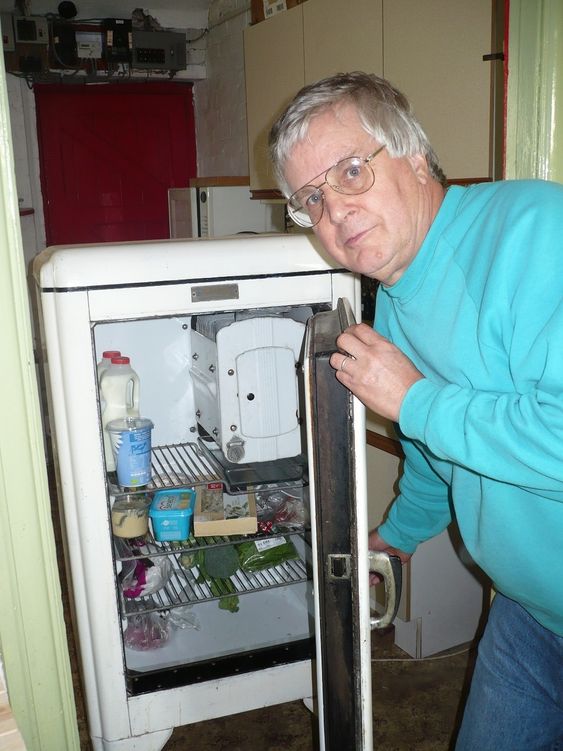 GAMMEL OG KALD:Jim Williamson har fremdeles glede av sitt 71 år gamle kjøleskap