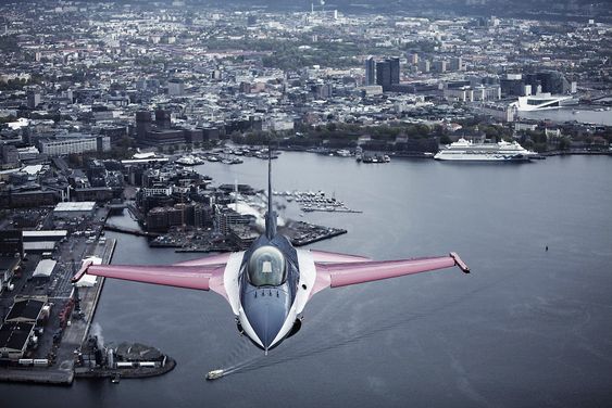 Den jubileumslakkerte F-16-maskinen med Luftforsvarets oppvisningsflyger Eskil Amdal i cockpit har fløyet over havnebassenget i Oslo tidligere. 