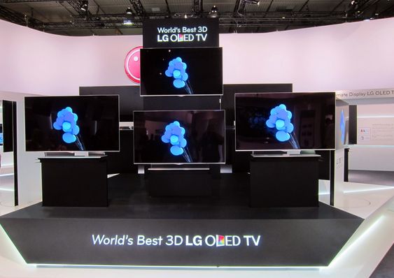 SELVTILLIT: Verdens beste OLED-TV står det på LGs utstilte modeller. Vi tipper Samsung er uenig.  