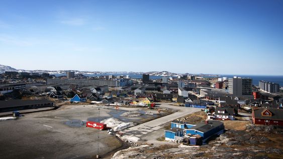 Storby: Nuuk er en storby i grønlandsk sammenheng, med 15000 innbyggere.