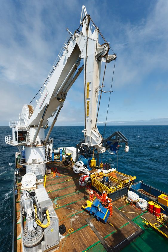 TUNGLØFT: Seabed Worker er utstyrt med en National Oilwell Varco 100-tonns kran med bølgekompensasjon.