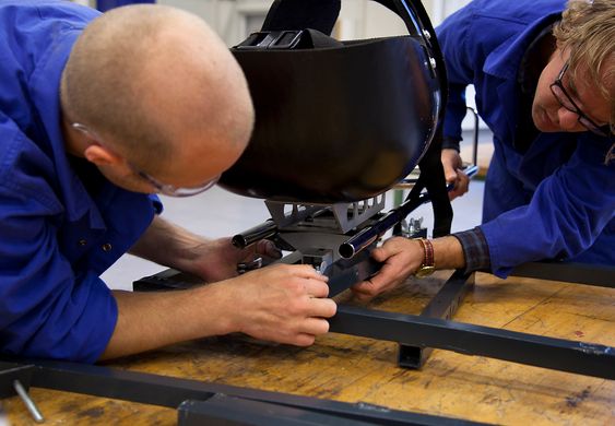 Anders Seim og Peder Kjærnli monterer en kjelke i en testigg på laben til NTNU. 
