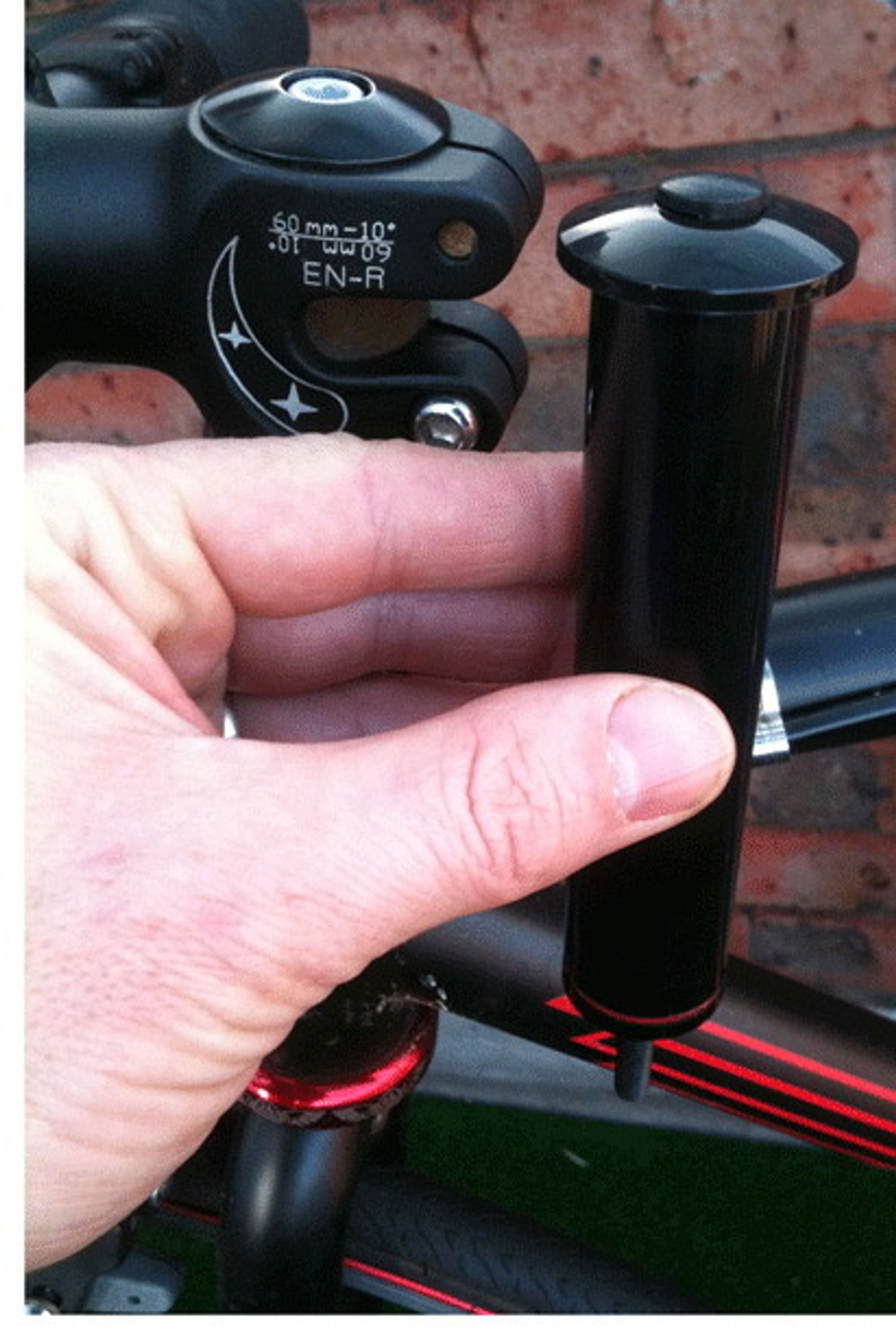 Her er GPS-sporeren som kan skules inne i forgaffelen på sykkelen. 