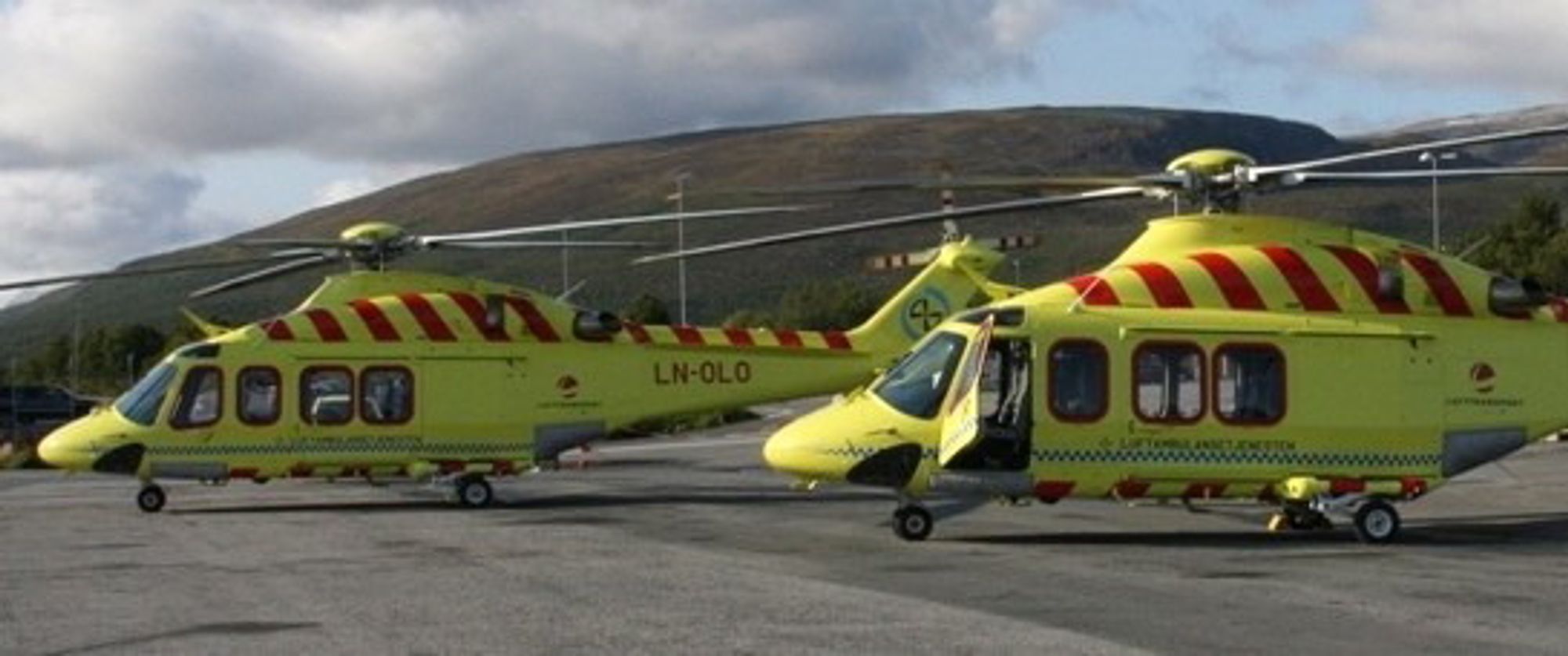 To AW139 ambulansehelikoptre i tjeneste hos Lufttransport. 