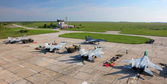 Bulgaria har i dag én kampflybase: Graf Ignatievo. På bildet er en tredel av den operative MiG-29-flåten. 