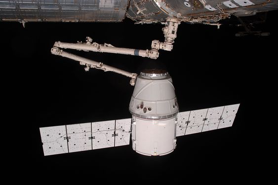 Astronautene om bord på romstasjonen har trent på å gripe tak i kapselen med robotarmen Canadarm2, for så å koble den til romstasjonen.  