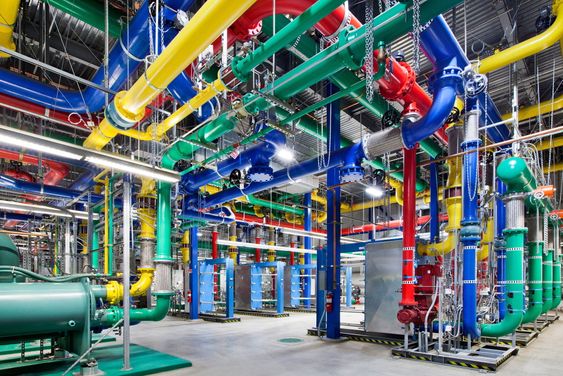 De blå rørene frakter kaldt vann til kjøling av serverne og de røde sender varmt vann i retur ved Googles datasenter i Dalles, Oregon. 