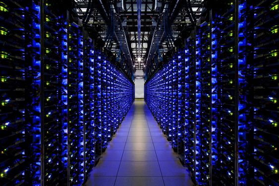 Blå LED-lys forteller at disse serverne ved Googles datasenter i Douglas County, Georgia fungerer som de skal. 