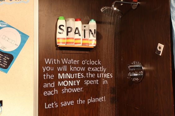 ForYou&Others har laget en timer som måler tid, liter vann og penger du bruker når du tar dusj. På deres stand hadde de installert en dusj for å vise frem produktet.