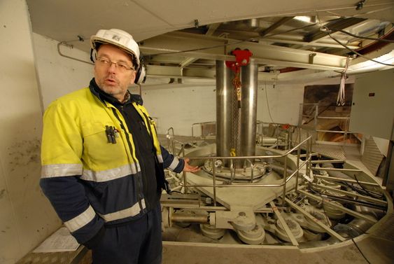 Kraftverksjef Karl Svein Thorrud ved Svartisen kraftverk i Meløy i Nordland viser fram turbinregulator for det nye aggregatet ved kraftverket.