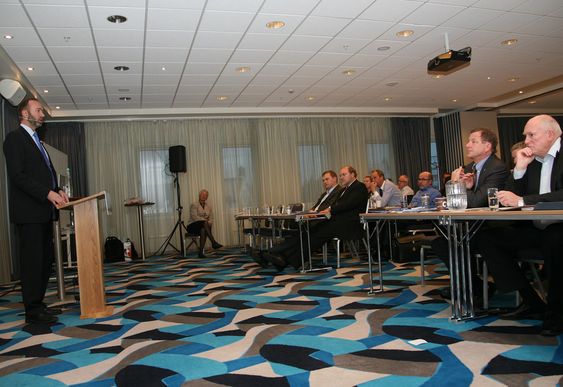Fra LO og NHOs felleskonferanse 2011. Næringsminister Trond Giske snakker, NHO-sjef John G. Bernander og LO-leder Roar Flåthen lytter.