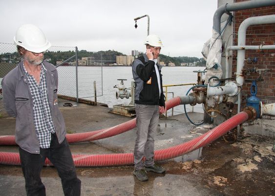 RØRETE:  Roar Eriksen (t.v) og Erik Røyeng fra Oleon på kaia der Mar Cristina lå. Gjennom de røde slangene skulle prosessvannet pumpes fra Oleons tanker.