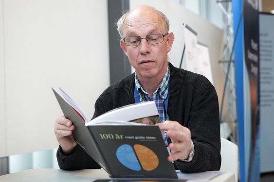 IDÉRIK: Hans Christian Erlandsen har skrevet bok om norske oppfinnelser gjennom 100 år. FOTO: Fredrik Drevon.