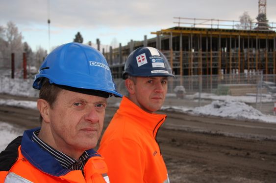 prosjektleder Bjørn Lyngstad i OPAK (foran) og prosjektleder i Skanska, Staale Haakull. kommunehus Nesodden kommunesenter