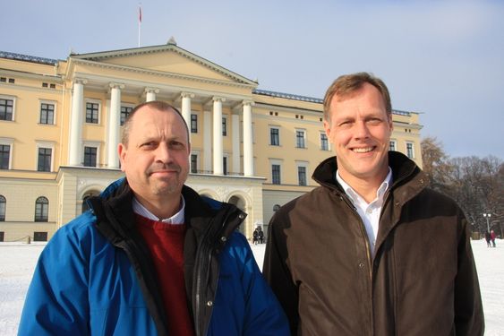 TAR AVGJØRELSEN: Ansvarlig for datafasiliteter i Cerns IT-avdeling, Wayne Salter (t.v.) og Lederen for Cerns innkjøpsavdeling, Anders Unnervik.