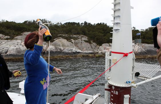 DÅPEN: Gudmor Gunn Ovesen, direktør i Innovasjon Norge,  står klar med flasken som skal knuses under dåpen av Sway 1.