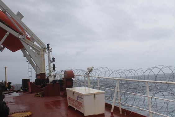 BESKYTTELSE: Nordic American Tanker Shipping setter opp piggtrådgjerder når de seiler inn i Adenbukta.