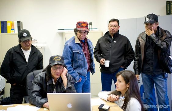 May 6, 2011 - Little Buffalo, Alberta, Canada - Tribe elders, including Chief Steve Noskey (2nd from left) look over aerial photos of the spill site. Crews work to clean up at Rainbow Pipeline's oil spill, the worst Alberta oil spill in 35 years, dumping 28, 000 barrels of oil into a wetland area at Evi, Alberta which is near Little Buffalo, Alberta, Canada. Rainbow Pipeline is owned by a Canadian subsidiary of Houston-based Plains All American Pipeline L.P. PHOTO BY ROGU COLLECTI / GREENPEACEPHOTO CREDIT MUST BE INCLUDEDONE TIME USE DO NOT ARCHIVE 28.000 fat olje har lekket ut i et indianerreservat i Alberta, Canada.