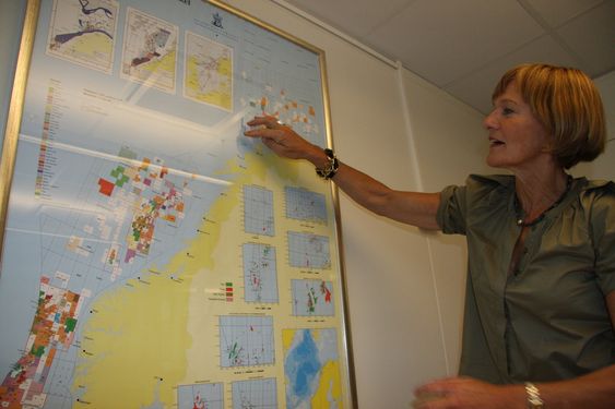 Gro Brækken OLF peker på kart og Barentshavet