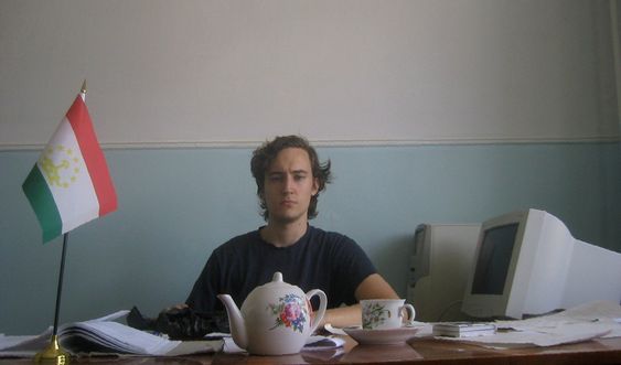 Jon Martinsen Strand poserer på sitt kontor i Tajikistan.