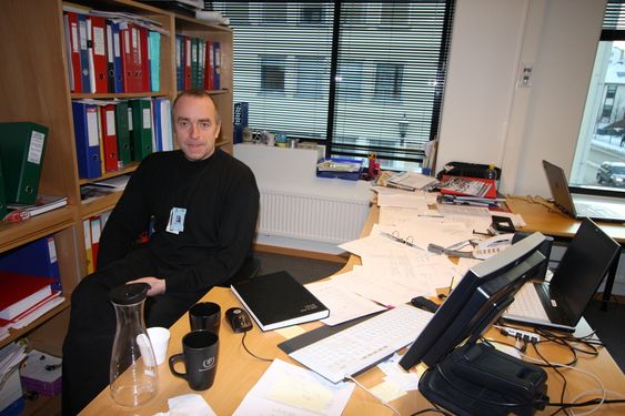 Bjørn Kåre Dahl med etterforskningssaker på skrivebordet.
