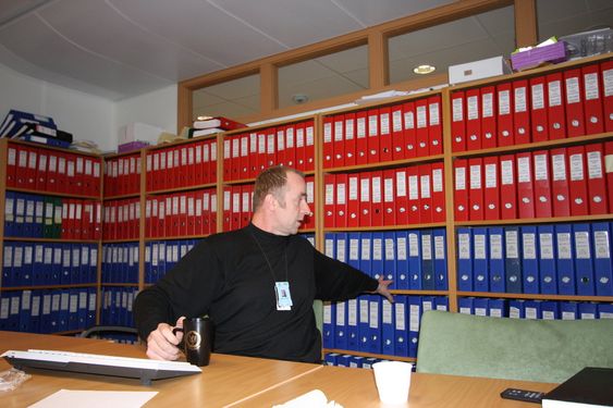 Politietterforsker Bjørn Kåhre Dahl ved politiets Nordsjø-og miljøseksjon viser frem arkivet. Her fra Nokas-saken.