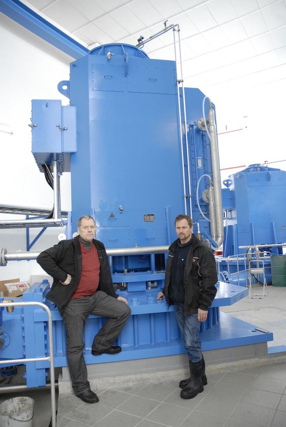 Egil Berge (t.v.) og Jan Trygve Veiberg foran generatoren i kraftverket de er medeiere i, i Eidsdal i Møre og Romsdal.