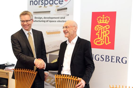 T.h. Administrerende direktør i Kongsberg Defence Systems, Harald Ånnestad og daglig leder i Norspace Sverre Bisgaard.