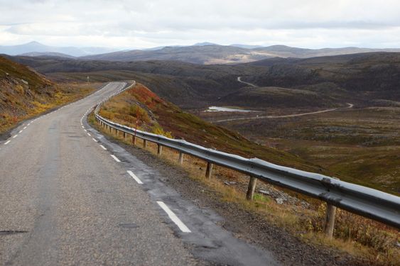 Det er svært så øde på Ifjordfjellet. Veien knytter Lebesby og Nordkyn til Øst-Finnmark. Alternativ kjørerute er via Karasjok og Tanadalen.