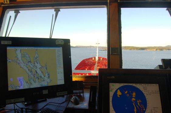 e-Navigasjon. Elektornisk kart og annet elektronisk navigasjonsutstyr om bord på skip. Skip skipsbro