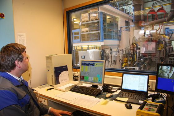 PRØVEKJØRING: En ny gassmotor til de nye ferjene til Fjord 1 kjøres i testbenken hos Rolls-Royce før den skipes ut.
